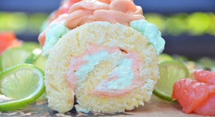 Бисквитный рулет с лососевым кремом