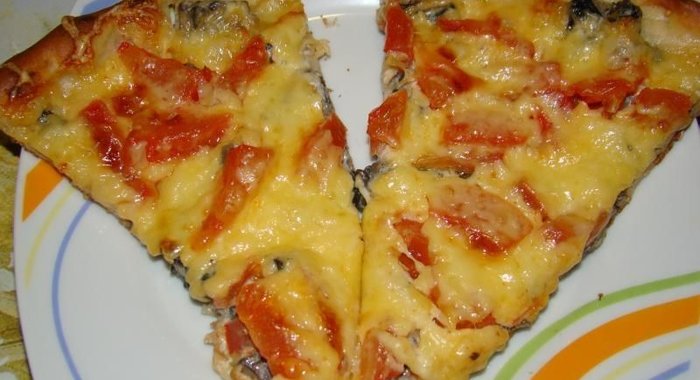 Пицца с колбасой