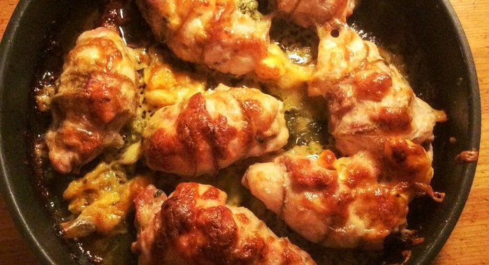 Котлеты из куриных бедер со шпинатом, сыром и чесноком