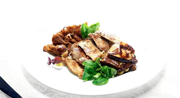 Цесарка с лисичками, белыми грибами и муссом из пастернака