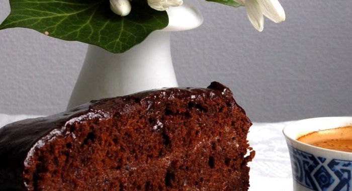 Торт из темного шоколада с кремом из белого шоколада