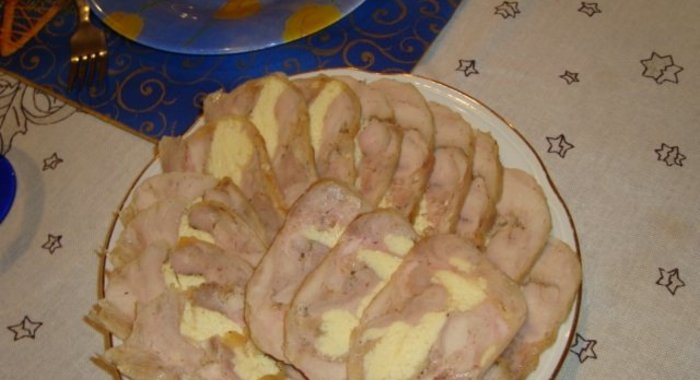 Рулет из курицы, фаршированный омлетом