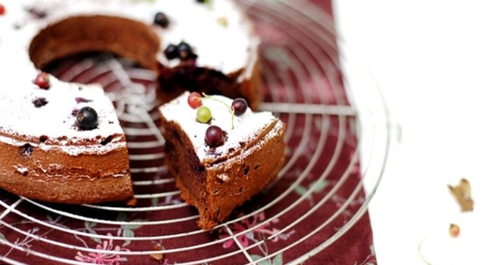 Шоколадный кекс со смородиной