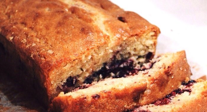 Сочный лимонный кекс с черной смородиной