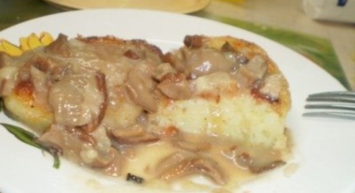 Картофельные котлеты с грибной подливкой