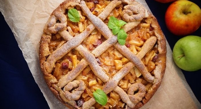 Яблочный пирог с медом и клюквой