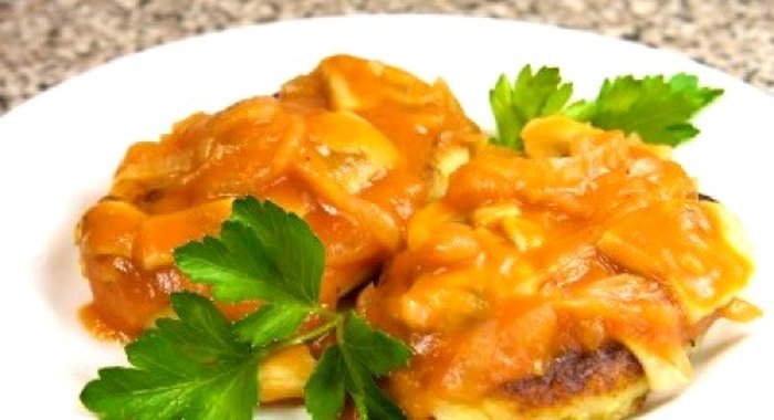 Картофельные котлеты с грибным соусом