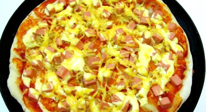 Пицца с колбасой
