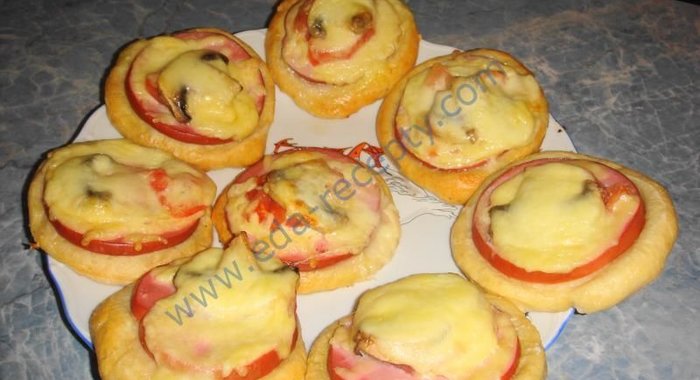 Пирожки с помидорами и колбасой - мини пицца