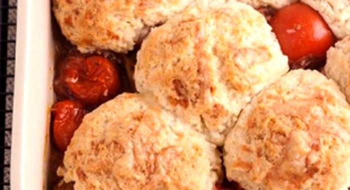 Томатный коблер с сырным печеньем