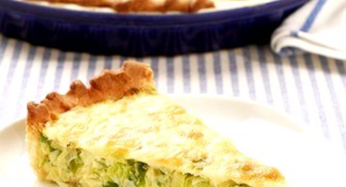 Киш со спаржей, луком-пореем и грюйером