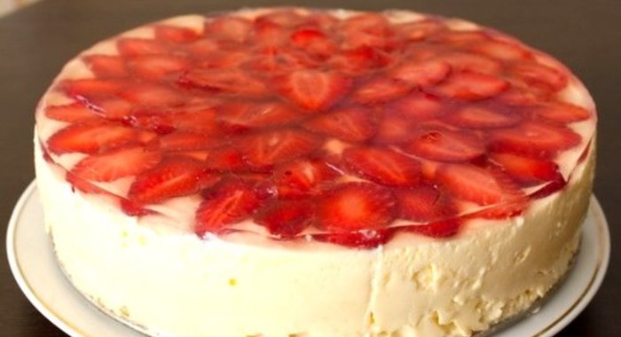 Бисквитный торт с клубникой