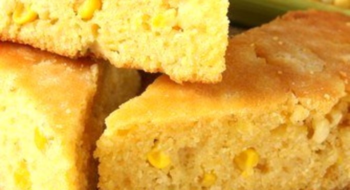 Кукурузный хлеб с кумином, кинзой и луком