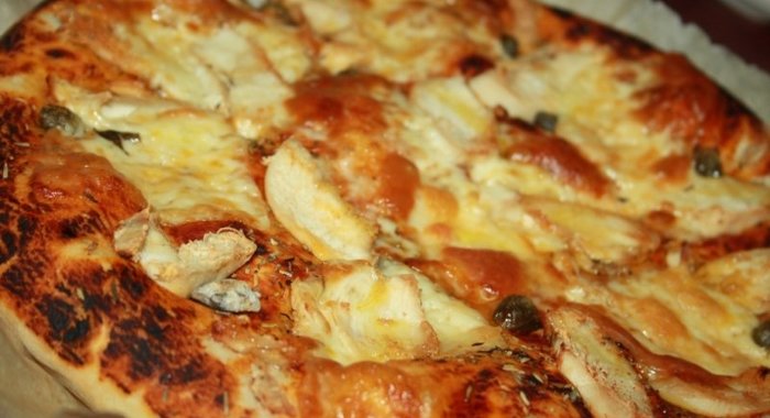 Пицца с курицей и каперсами