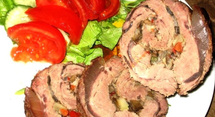 Мясной рулет, фаршированный овощами
