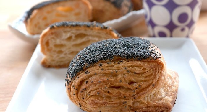 Слоеные булочки с маком