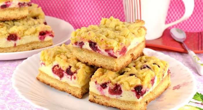 Песочный пирог с меренгой и ягодами