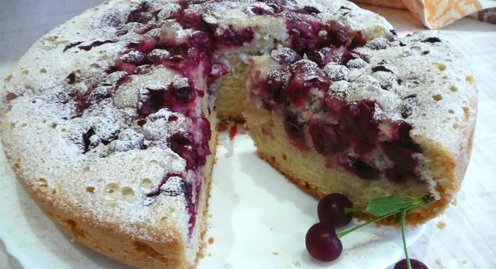 Пирог с вишней в мультиварке