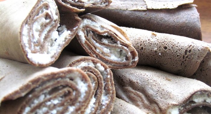 Шоколадно-кофейные блины с творожной начинкой