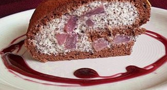 Бисквитный рулет с винными грушами и маковым кремом