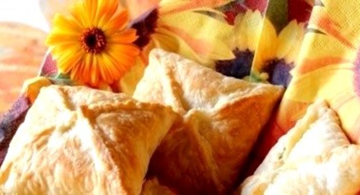 Пирожки с помидорами и базиликом