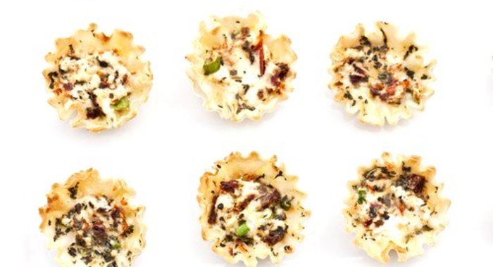 Корзиночки из слоеного теста с беконом «Тарт фламбе»