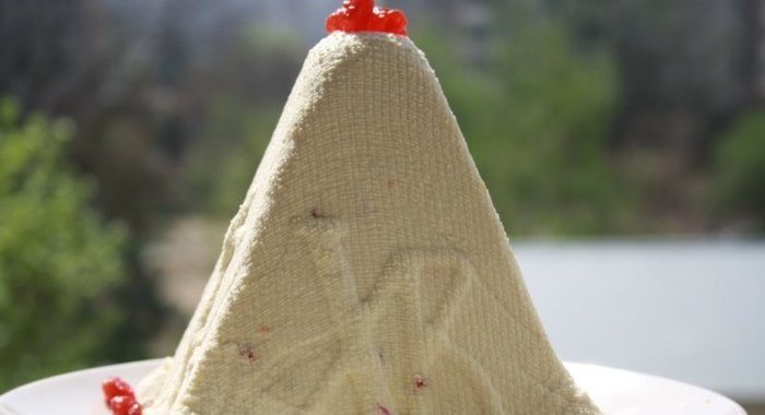 Сырая творожная пасха с цукатами и вяленой вишней