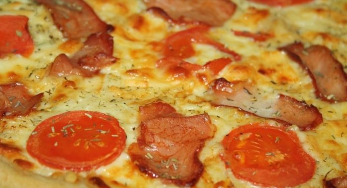 Пицца с вяленым свиным окороком