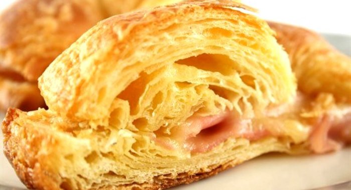 Маленькие слоеные пирожки с ветчиной