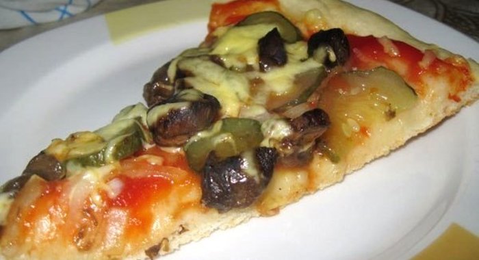 Пикантная пицца с шампиньонами и маринованными огурцами