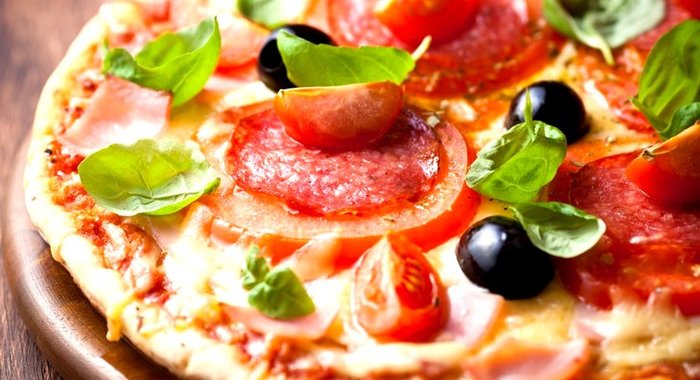 Пицца с салями, оливками и помидорами