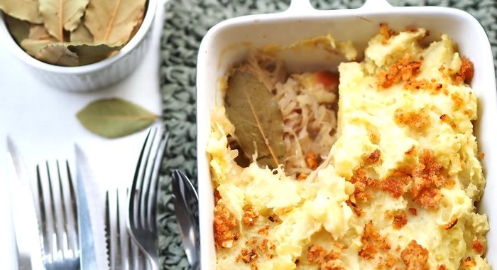 Картофельная запеканка с квашеной капустой и яблоками