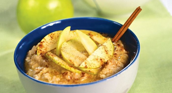 Овсяная каша с яблоками и корицей