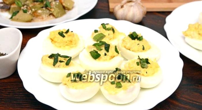 Яйца фаршированные курицей, чесноком и зелёным луком