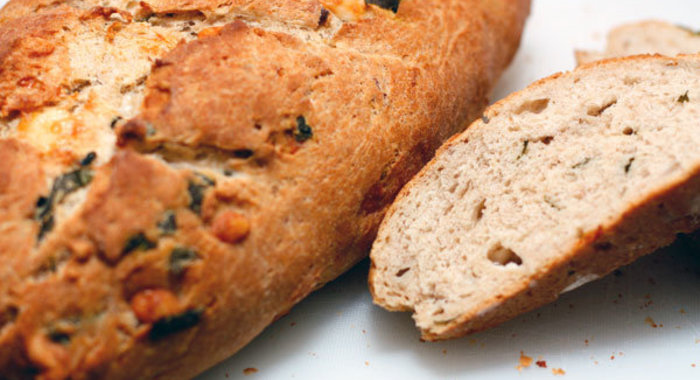 Домашний хлеб с орехами, базиликом и козьим сыром