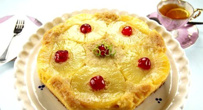 Миндальный торт с фруктами и рисовой начинкой