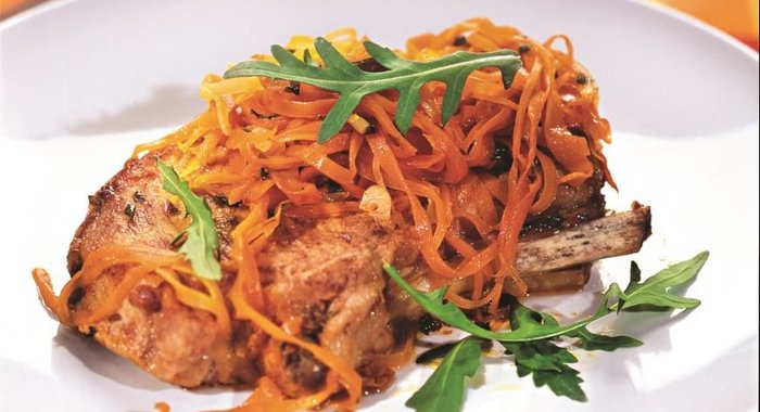 Свиные котлеты на косточке с морковью