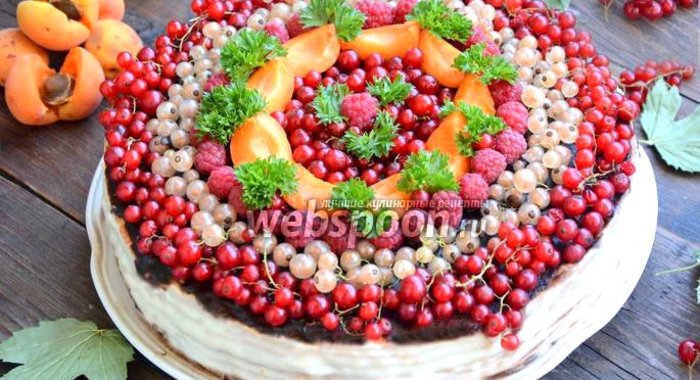 Бисквитный торт с ягодами и шоколадом