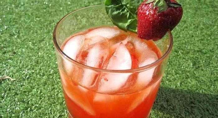 Клубничный коктейль с базиликом