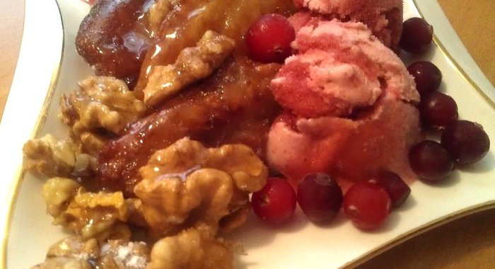 Яблочные дольки в карамели с орехами