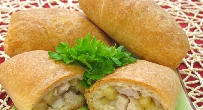 Слоеные пирожки с курицей