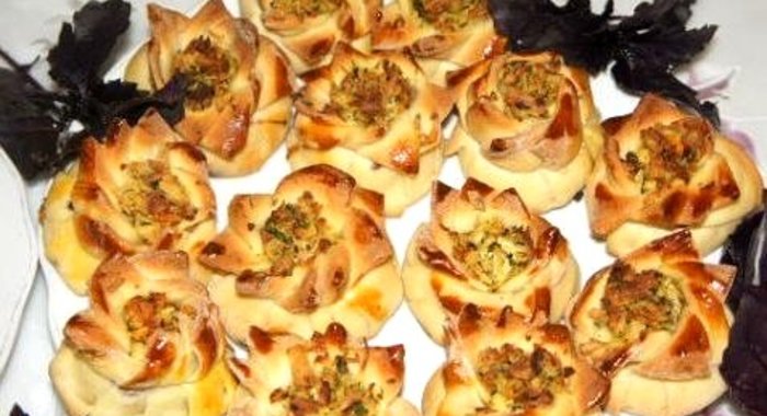 Розочки из теста с мясом