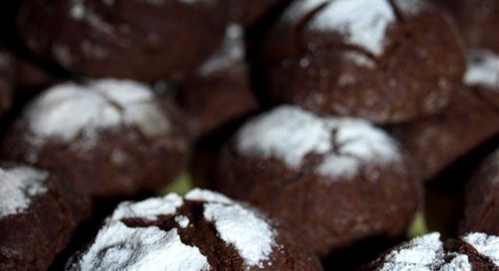 Печенье с горьким шоколадом в сахарной пудре