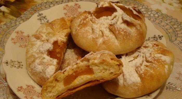Ватрушка с творогом и абрикосами