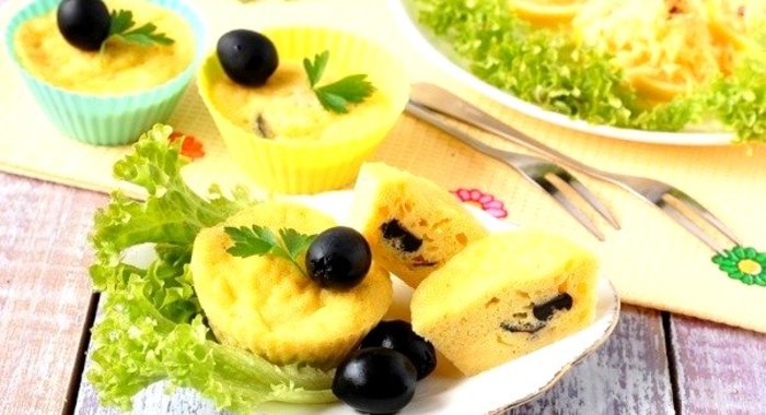 Кексы с сыром и оливками в микроволновке