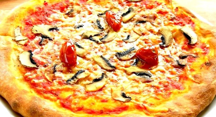 Пицца с шампиньонами и помидорами