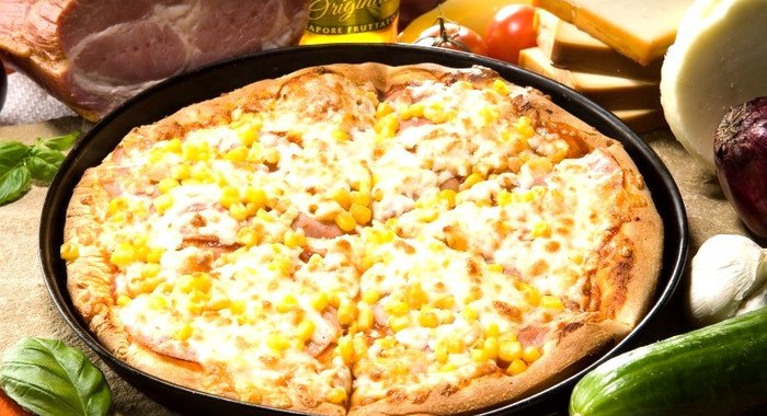 Пицца с кукурузой и ветчиной