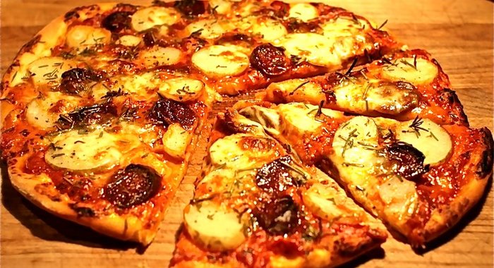 Пицца с картошкой и колбасой
