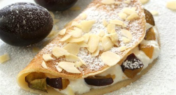 Блинчики с сыром и сливой