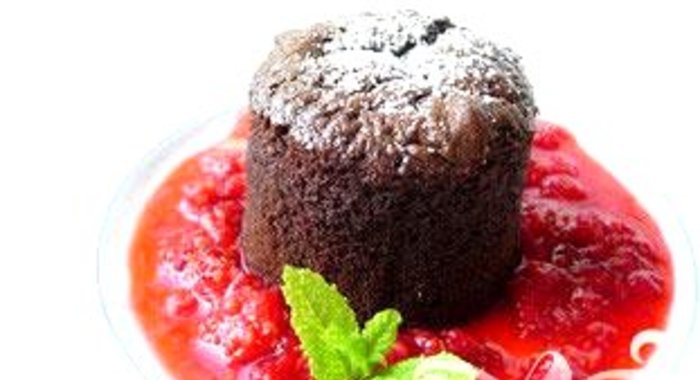 Шоколадный кекс с малиновым соусом